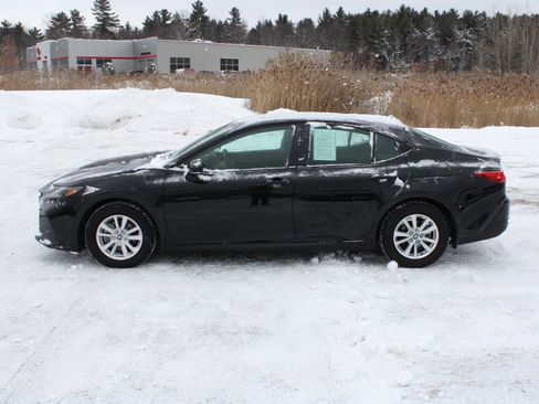 Used 2025 Toyota Camry LE image 5