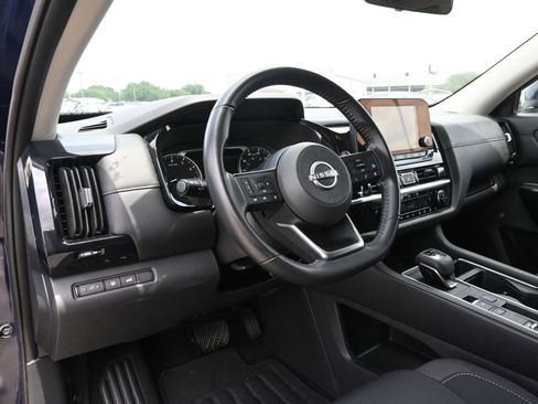 Used 2025 Nissan Pathfinder SV FWD image 17