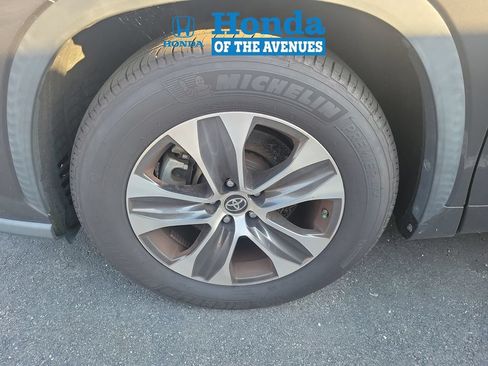 Used 2020 Toyota Highlander XLE w/ Preferred Accessory Package FWD image 4