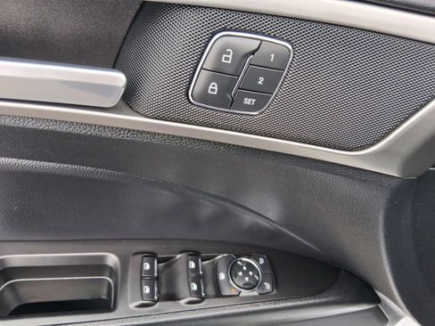 Used 2018 Ford Fusion SE w/ Equipment Group 602A FWD image 14