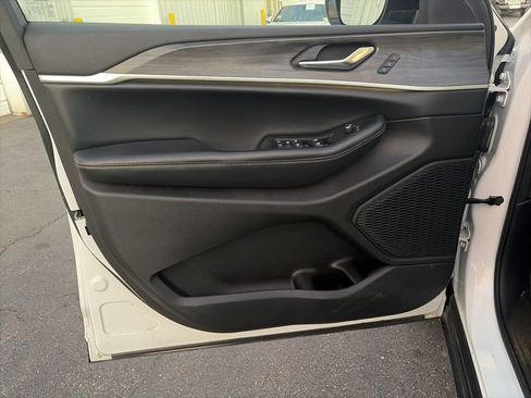 Used 2023 Jeep Grand Cherokee Limited image 13