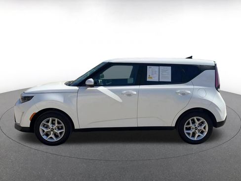Used 2025 Kia Soul LX w/ LX Technology Package FWD image 8