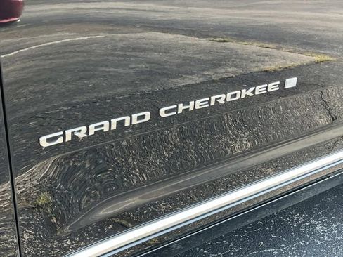 Used 2023 Jeep Grand Cherokee Summit AWD/4WD image 10