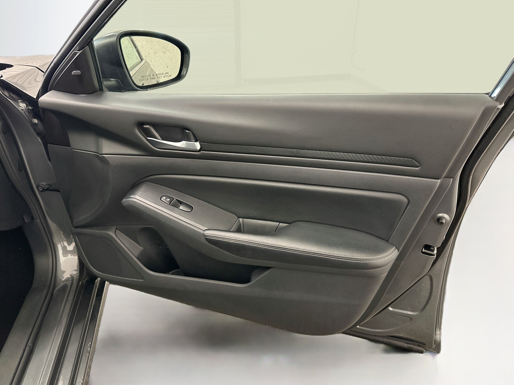 Used 2025 Nissan Altima 2.5 SV FWD image 32