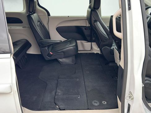 Used 2024 Chrysler Pacifica Touring-L image 26