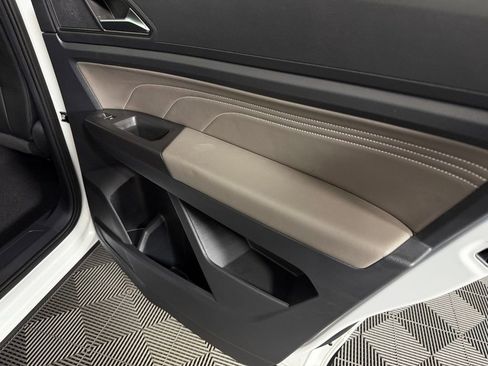 Used 2023 Volkswagen Atlas SE image 32