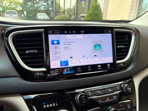 Used 2023 Chrysler Pacifica Touring-L FWD image 29