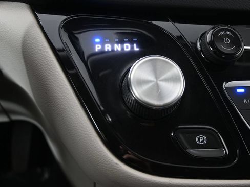 Used 2019 Chrysler Pacifica Touring-L FWD image 33