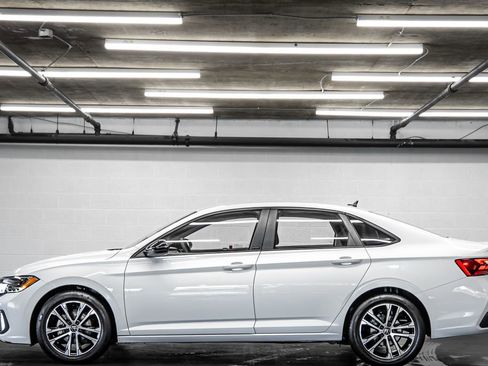 Used 2024 Volkswagen Jetta Sport FWD image 2