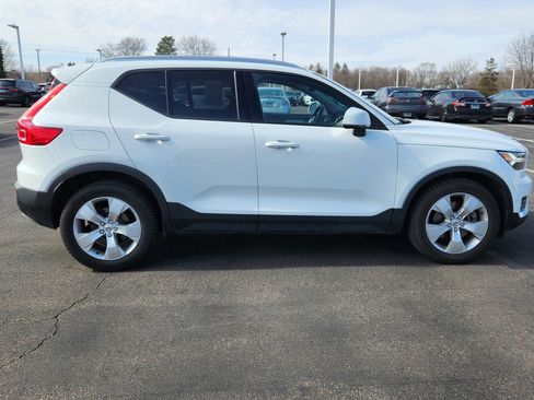 Used 2019 Volvo XC40 T5 Momentum image 3