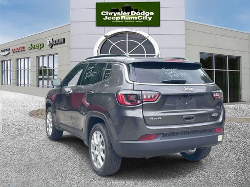 Used 2023 Jeep Compass Latitude w/ Sun and Sound Group AWD/4WD image 7