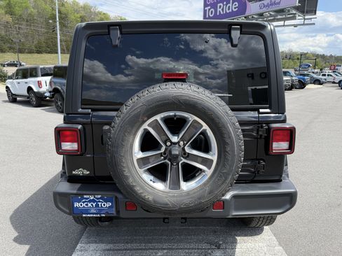 Used 2022 Jeep Wrangler Unlimited Sahara w/ Cold Weather Group AWD/4WD image 6