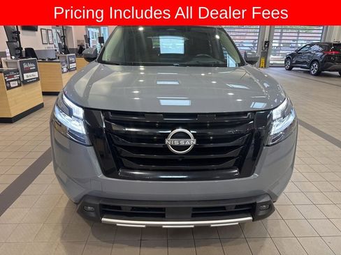 Used 2023 Nissan Pathfinder Platinum FWD image 2