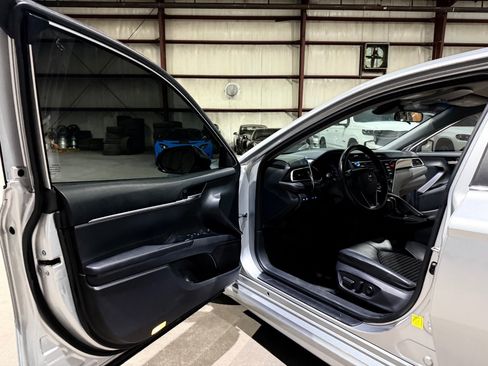 Used 2018 Toyota Camry SE FWD image 12