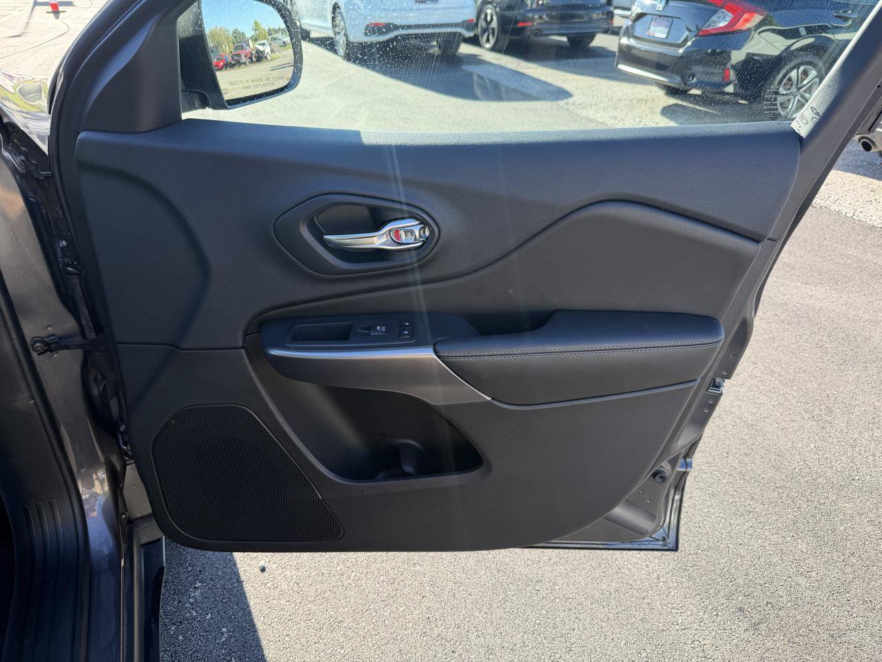 Used 2019 Jeep Cherokee Latitude Plus w/ Cold Weather Group AWD/4WD image 20