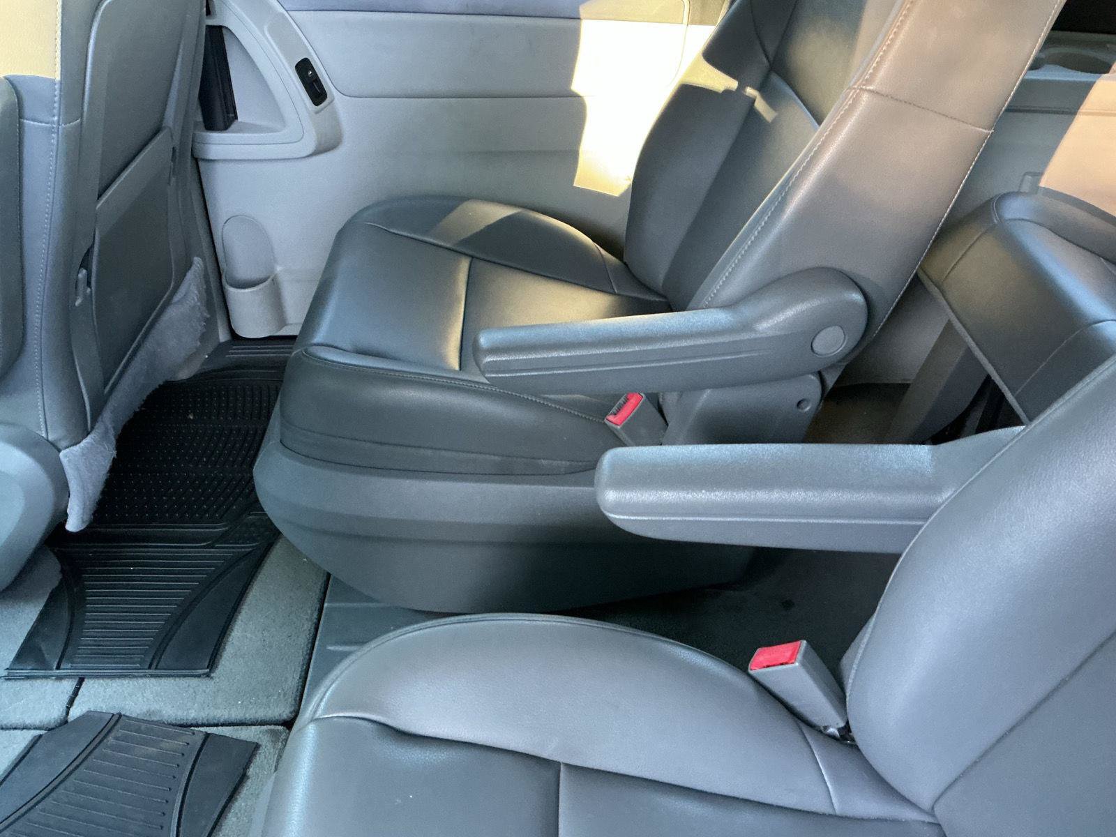 Used 2011 Volkswagen Routan SE FWD image 27