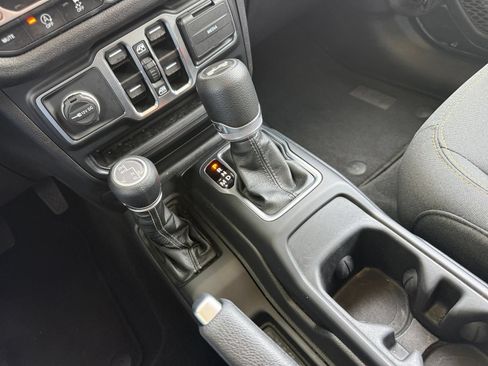 Used 2025 Jeep Wrangler Unlimited Sport AWD/4WD image 41