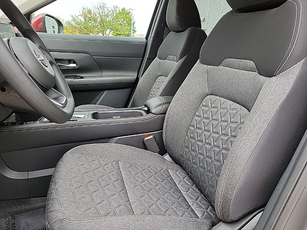Certified 2025 Nissan Kicks SV AWD/4WD image 12
