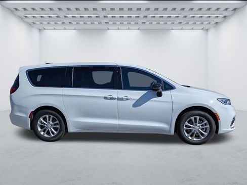 New 2026 Chrysler Pacifica Select FWD image 3