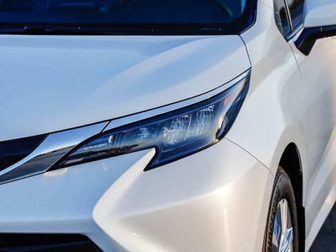 Used 2026 Toyota Sienna XLE FWD image 4
