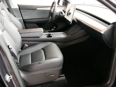 Used 2024 Tesla Model Y Long Range image 10