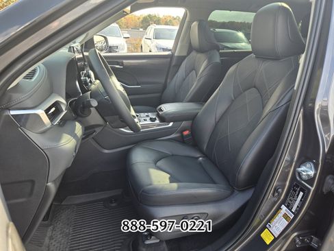 Used 2025 Toyota Highlander Platinum image 9