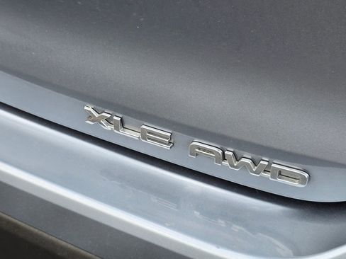 Used 2021 Toyota Highlander XLE AWD/4WD image 12
