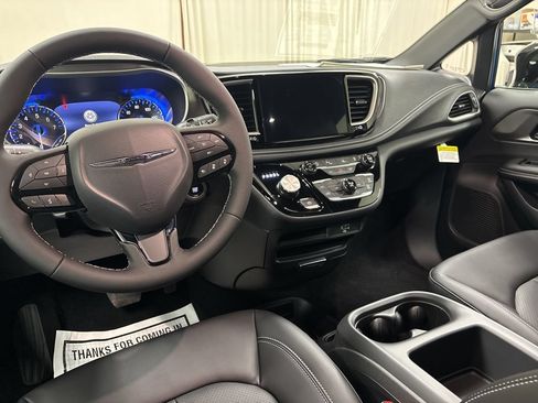 New 2026 Chrysler Pacifica Select w/ S Appearance Package FWD image 19