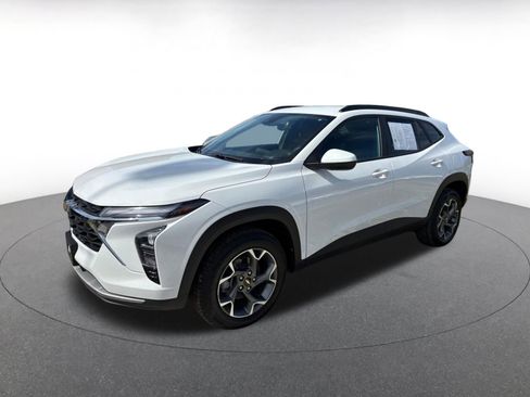 Used 2025 Chevrolet Trax LT FWD image 4