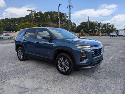 Used 2025 Chevrolet Equinox LT FWD image 2