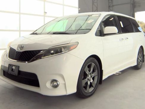 Used 2015 Toyota Sienna SE FWD image 1