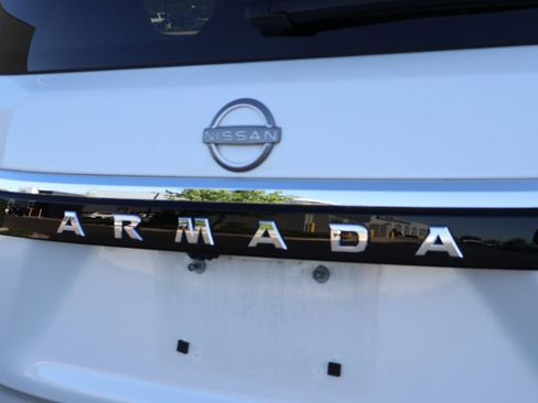 Used 2024 Nissan Armada SL w/ Captain's Chairs Package AWD/4WD image 9