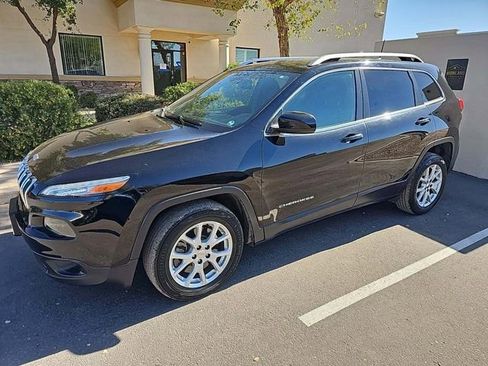Used 2017 Jeep Cherokee Latitude image 1
