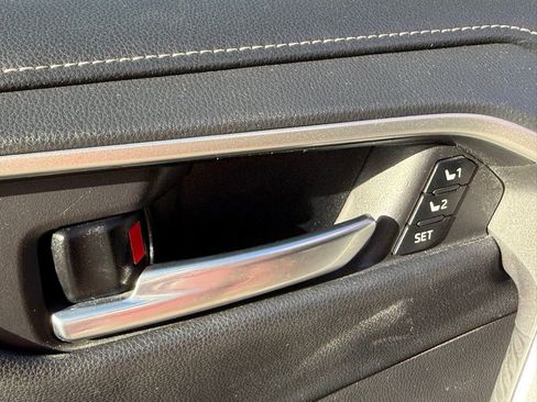 Used 2021 Toyota RAV4 Limited image 13