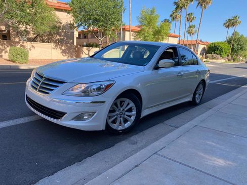 Used 2012 Hyundai Genesis 3.8 RWD image 3