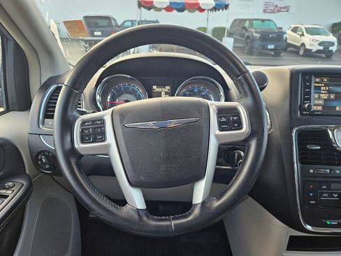 Used 2014 Chrysler Town & Country Touring image 15