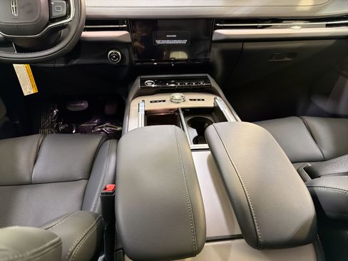 New 2026 Lincoln Navigator Premiere image 22