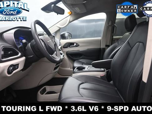 Used 2024 Chrysler Pacifica Touring-L FWD image 10