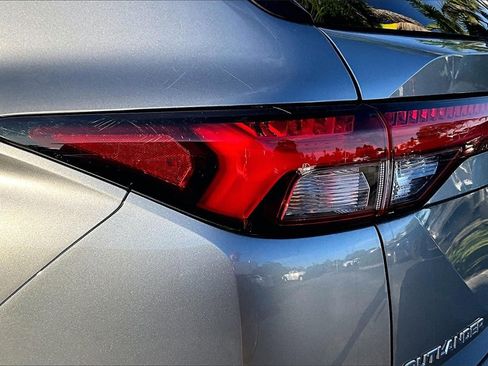 Used 2024 Mitsubishi Outlander SE image 18