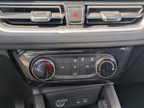 Used 2025 Chevrolet TrailBlazer LT AWD/4WD image 23