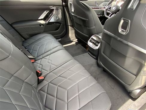 New 2025 BMW i7 M70 image 14