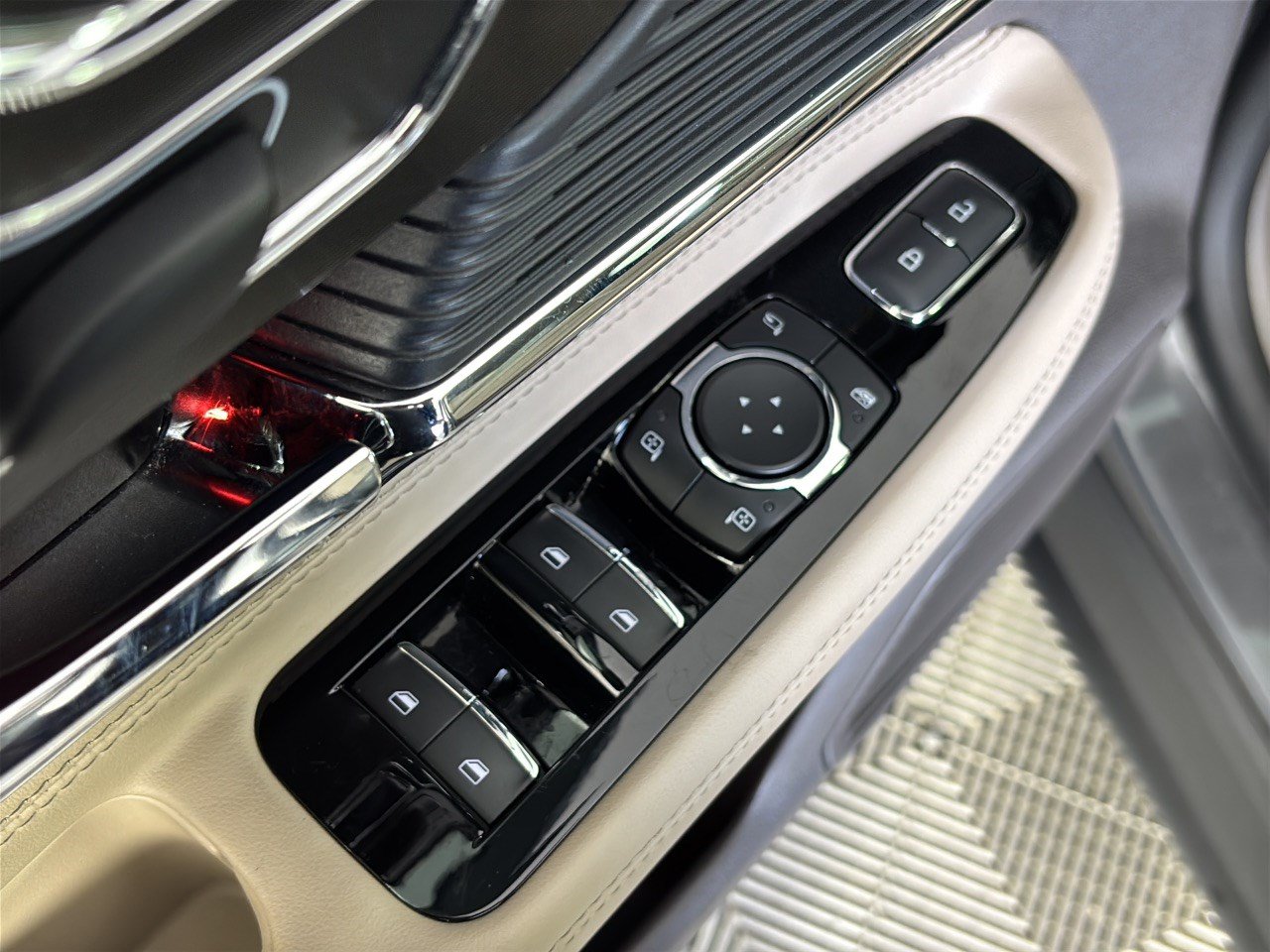 Used 2021 Lincoln Corsair FWD w/ Convenience Package image 15