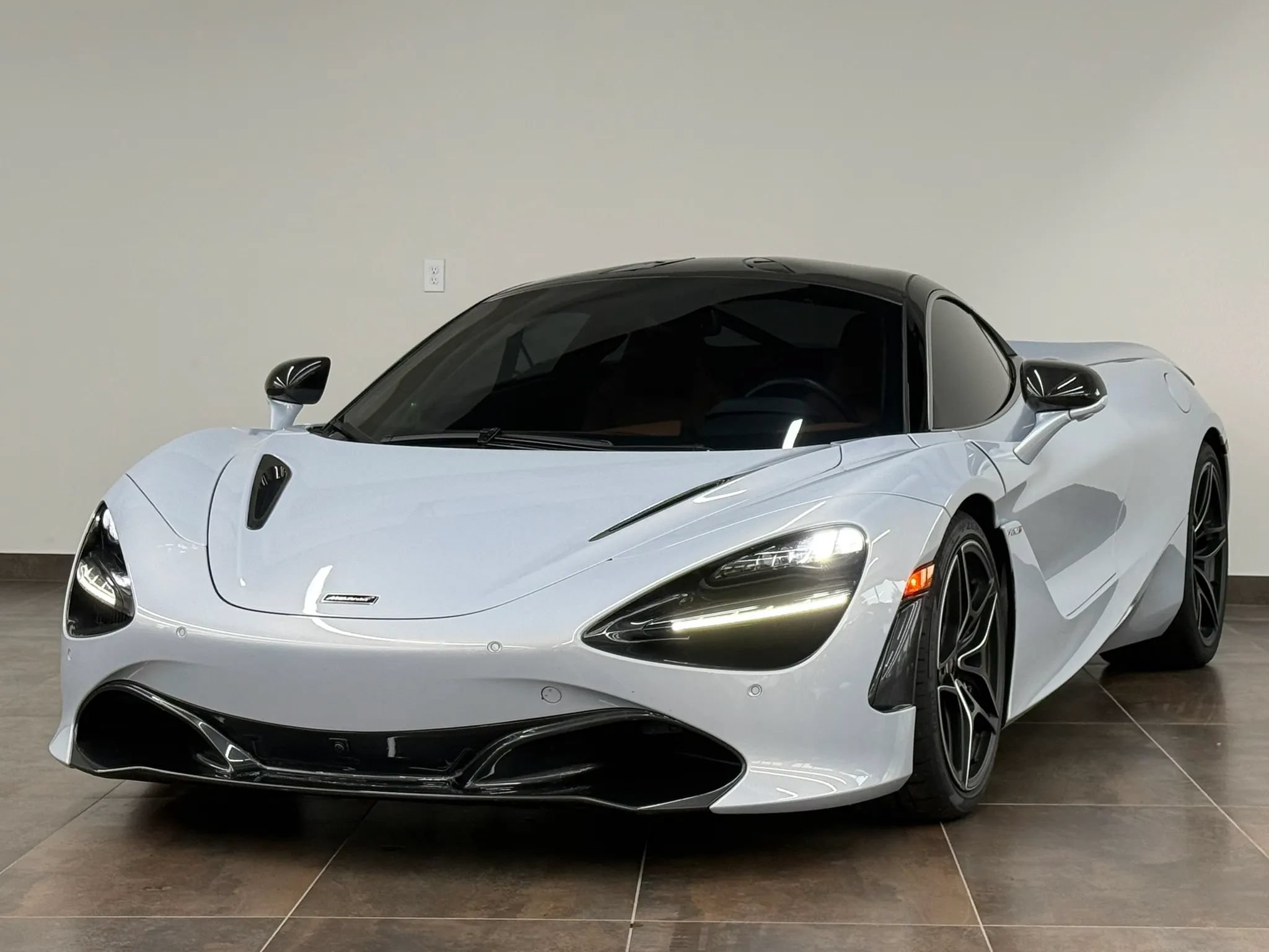 Used 2018 McLaren 720S RWD image 1