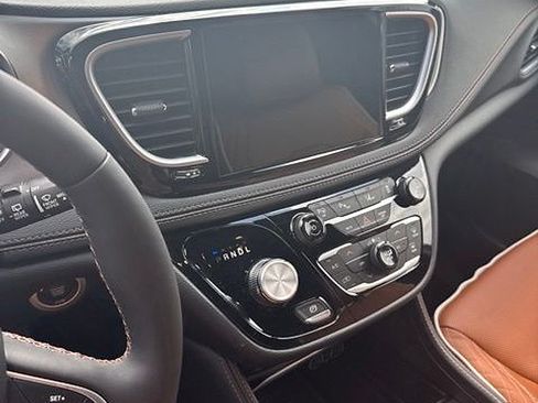 Used 2024 Chrysler Pacifica Pinnacle FWD image 23
