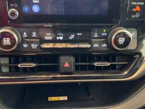 Used 2023 Toyota Highlander XLE FWD image 27