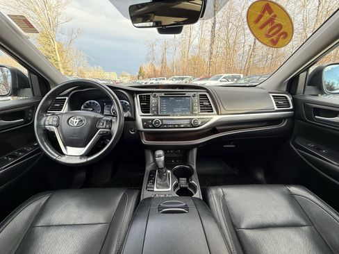 Used 2017 Toyota Highlander Limited image 2
