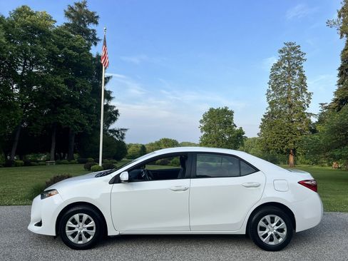 Used 2017 Toyota Corolla L w/ Carpet Mat Package (TMS) FWD image 6