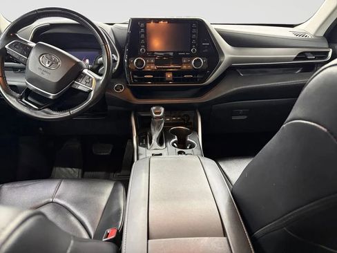 Used 2021 Toyota Highlander XLE AWD/4WD image 14