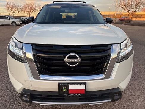 Certified 2023 Nissan Pathfinder SL w/ Lighting Package (N92) image 10