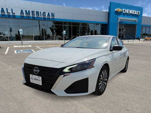 Used 2025 Nissan Altima 2.5 SV FWD image 1